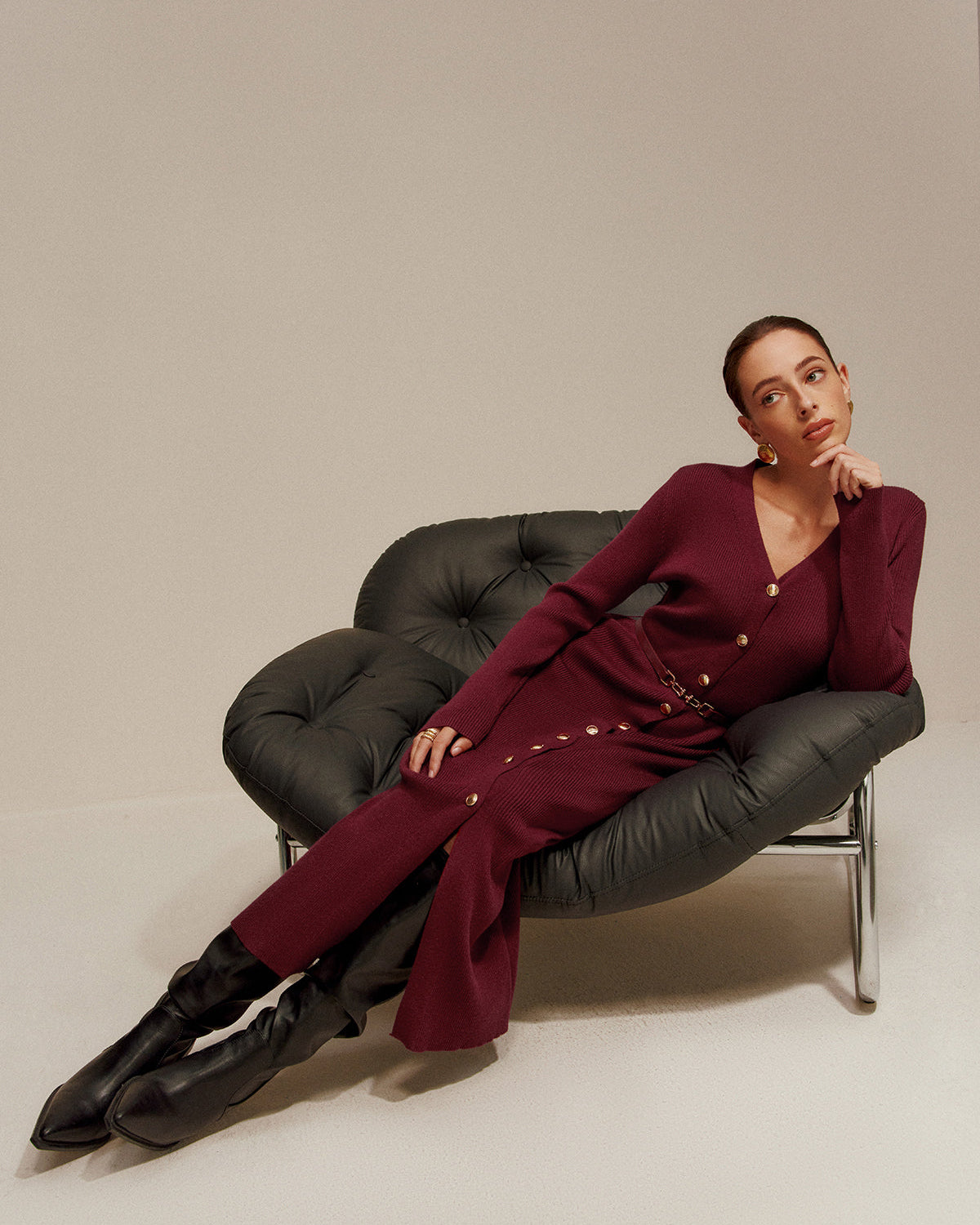 V Yaka Düğmeli Kuşaklı Triko Uzun Elbise