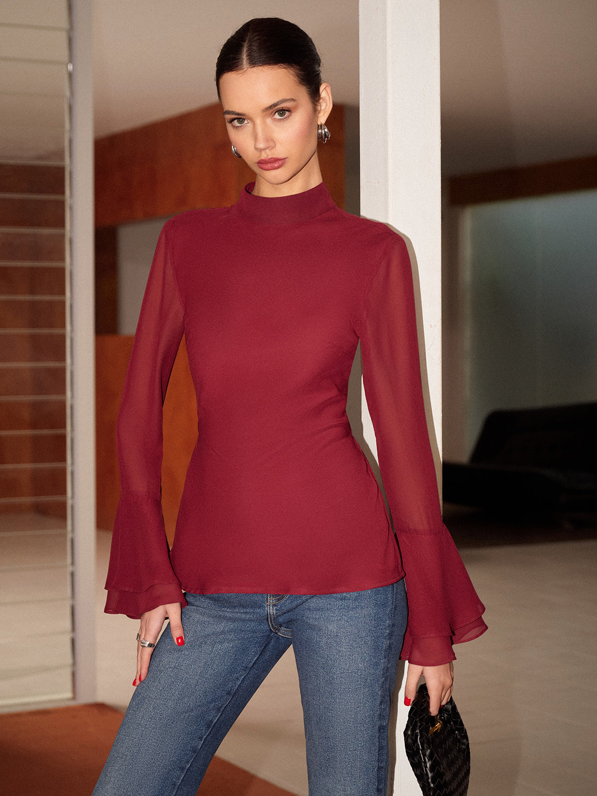 Dik Yaka Sırt Dekolteli Şifon Fiyonklu Gömlek