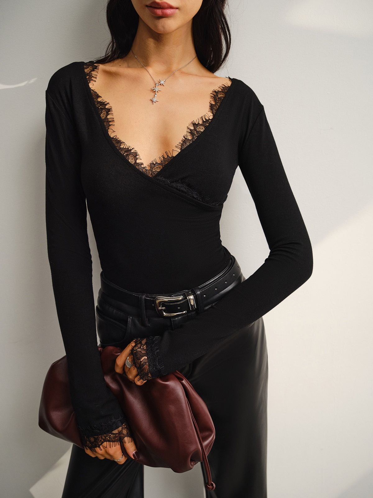 V Yaka Dantel Detaylı Dar Kesim Tişört