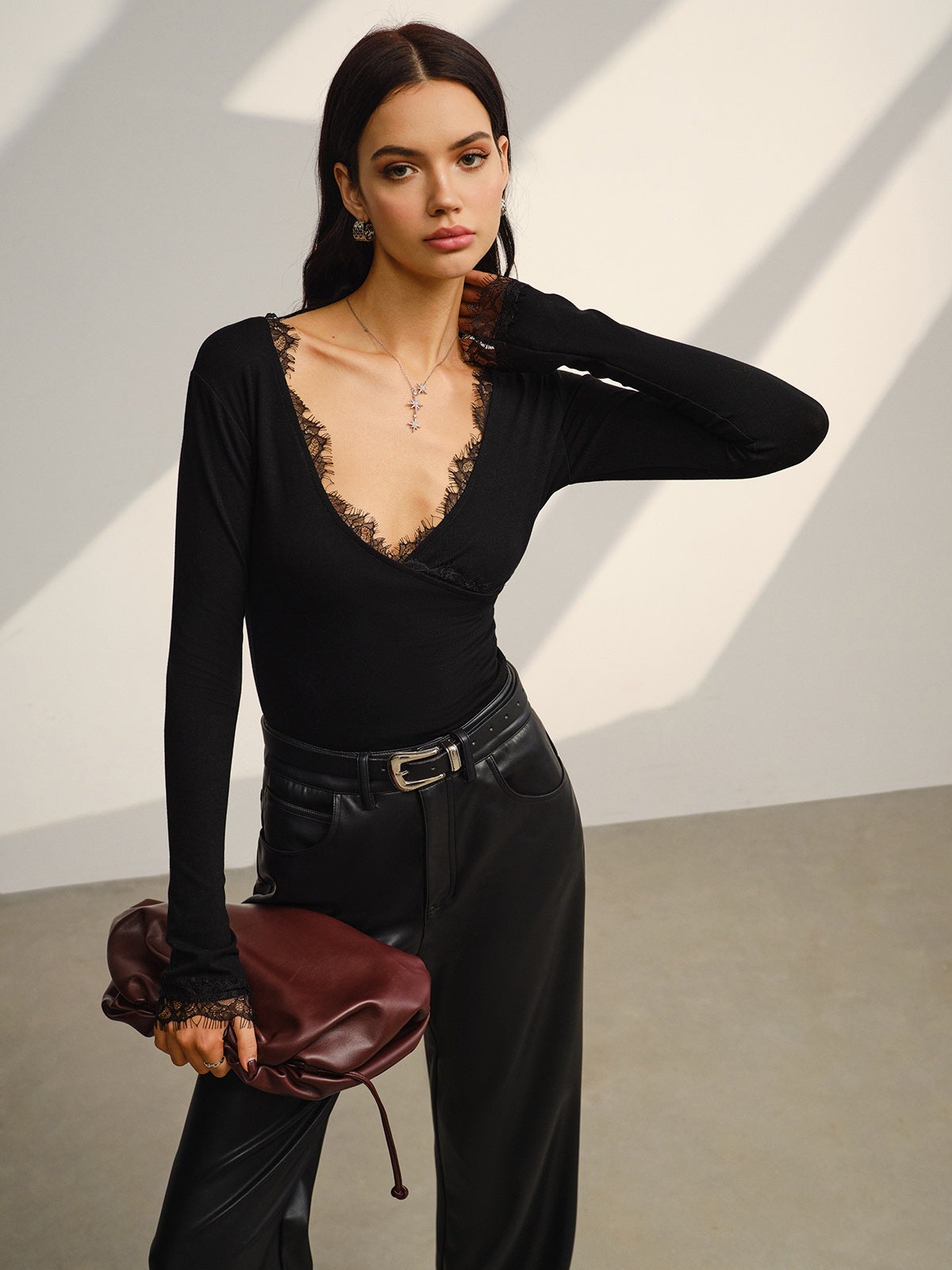 V Yaka Dantel Detaylı Dar Kesim Tişört