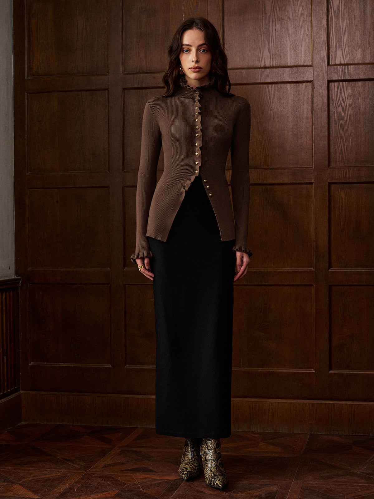 Kıvırık Kenar Metal Düğmeli Yırtmaçlı Hırka