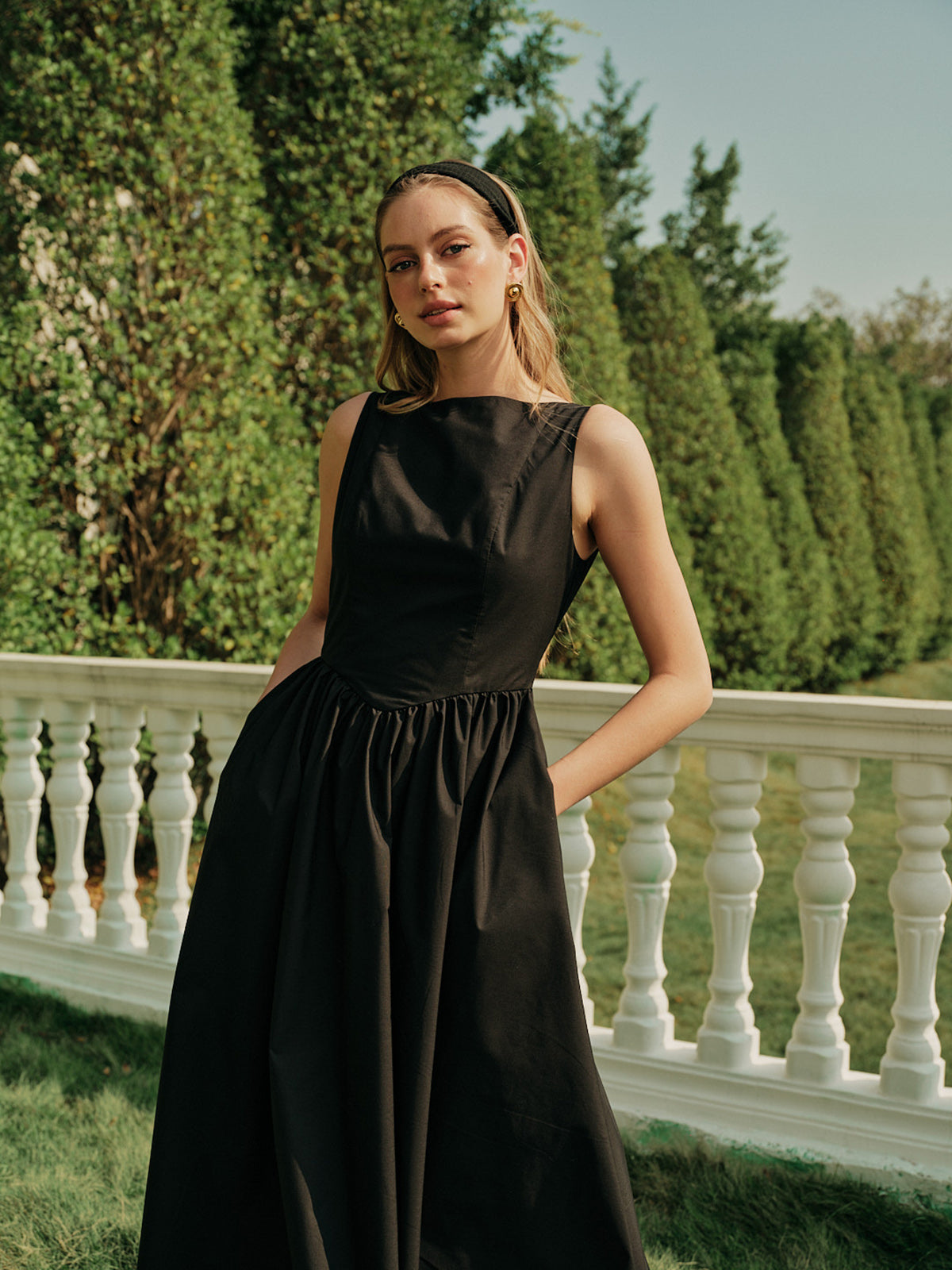 Sırt Dekolteli Pileli Kolsuz Uzun Elbise