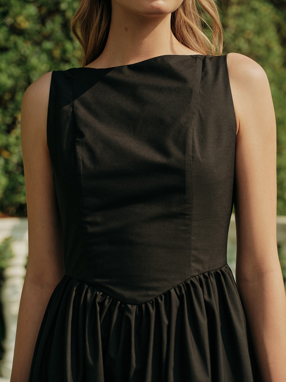 Sırt Dekolteli Pileli Kolsuz Uzun Elbise