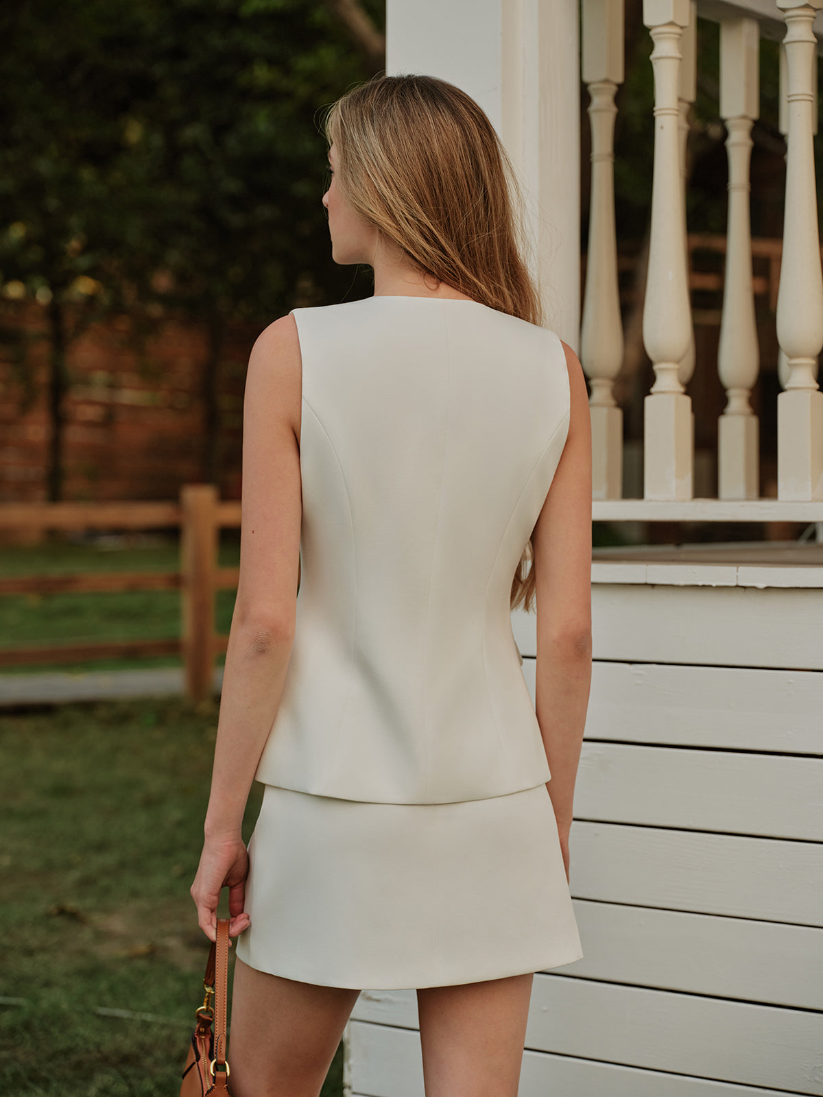 Zarif Metal Düğmeli Yırtmaçlı Yelek ve Etek Takımı