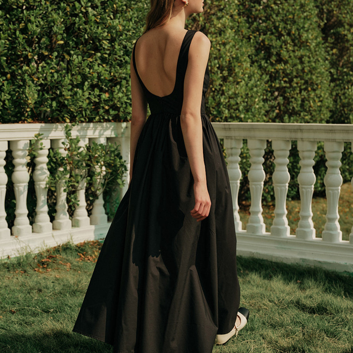 Sırt Dekolteli Pileli Kolsuz Uzun Elbise