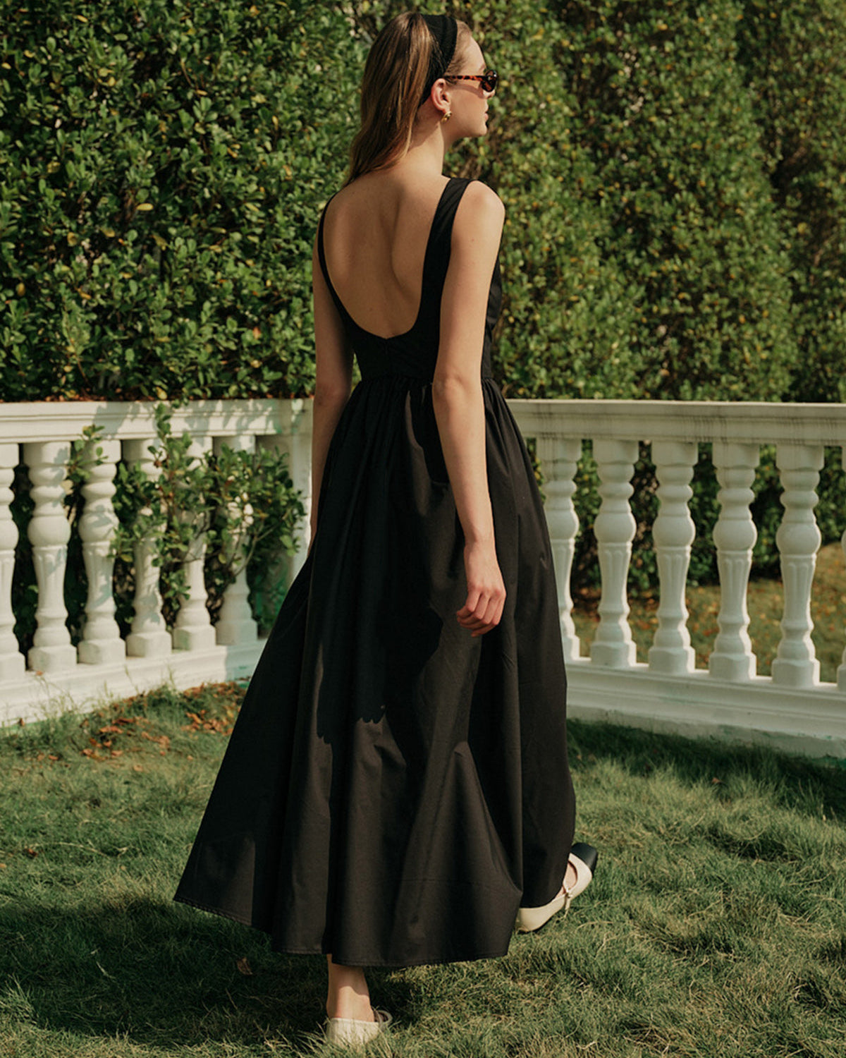 Sırt Dekolteli Pileli Kolsuz Uzun Elbise