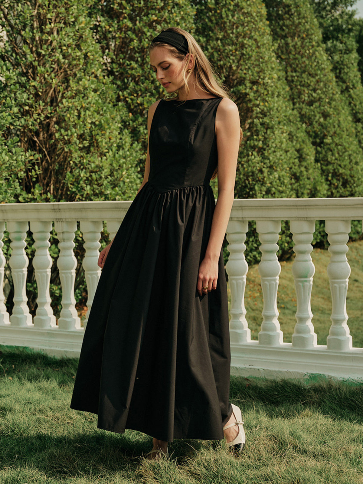 Sırt Dekolteli Pileli Kolsuz Uzun Elbise