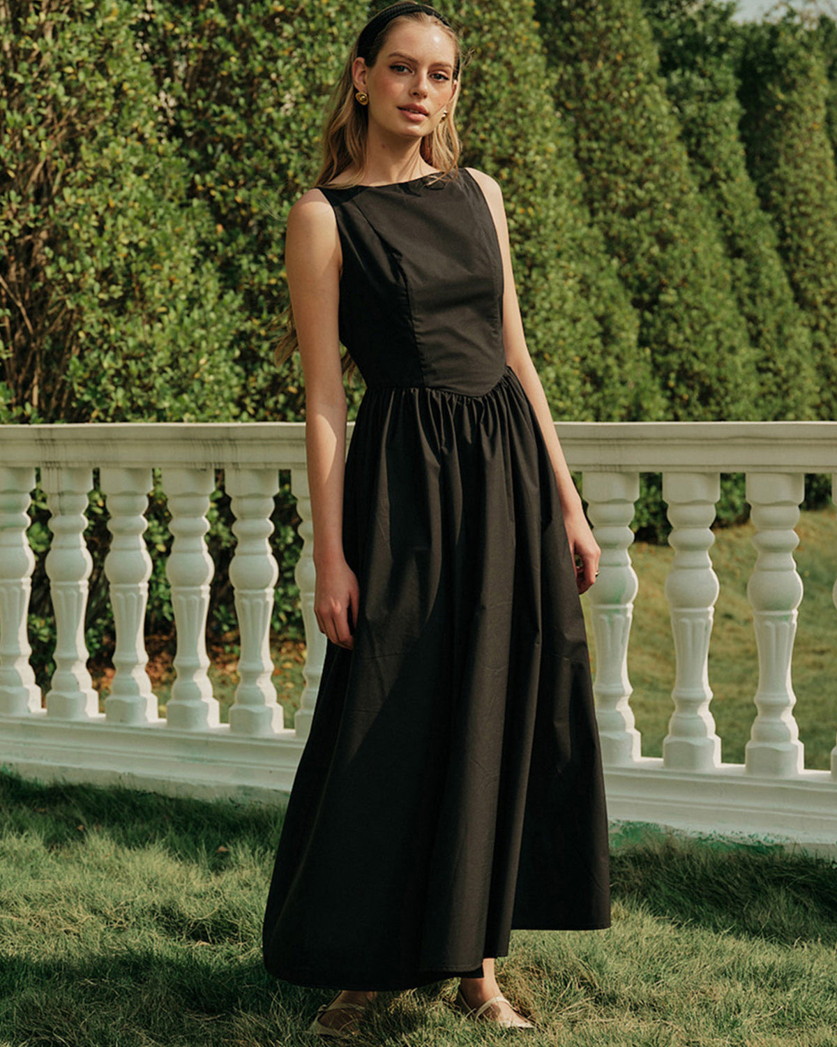 Sırt Dekolteli Pileli Kolsuz Uzun Elbise