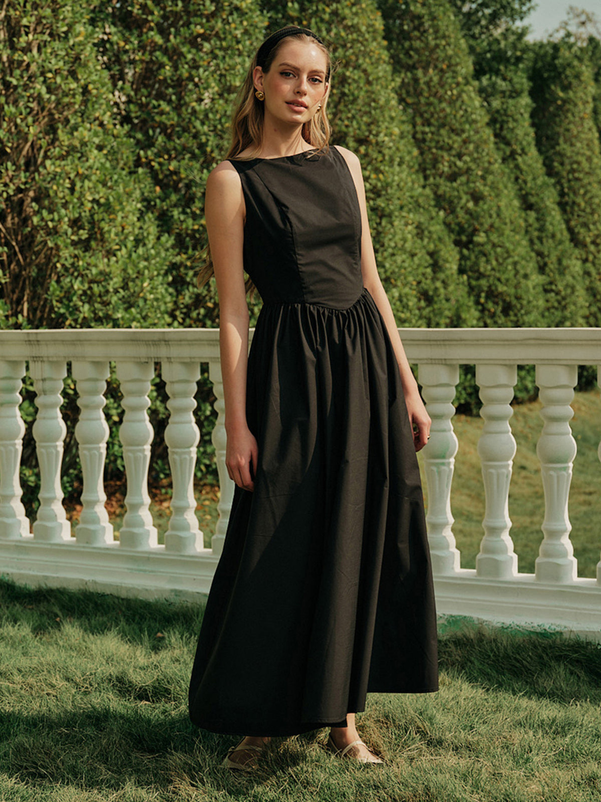 Sırt Dekolteli Pileli Kolsuz Uzun Elbise