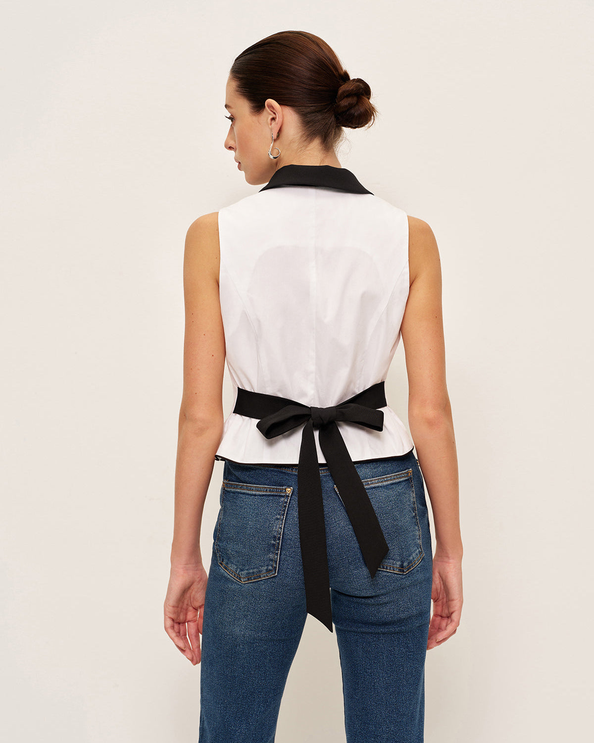 Kontrast Yakalı, Sırtı Fiyonklu Düğmeli Yelek