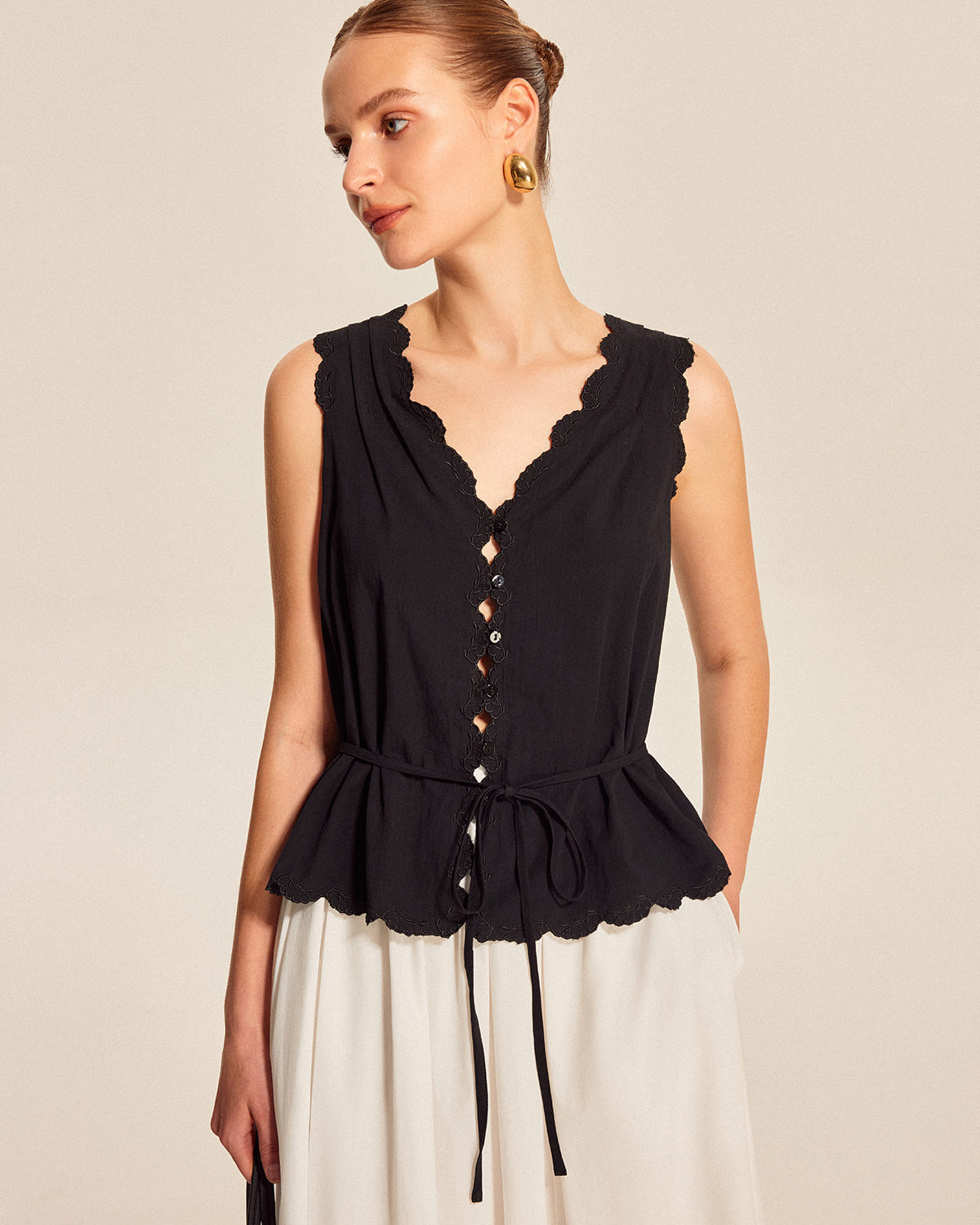 Dantel Detaylı Dalgalı Kenarlı Düğmeli Bluz