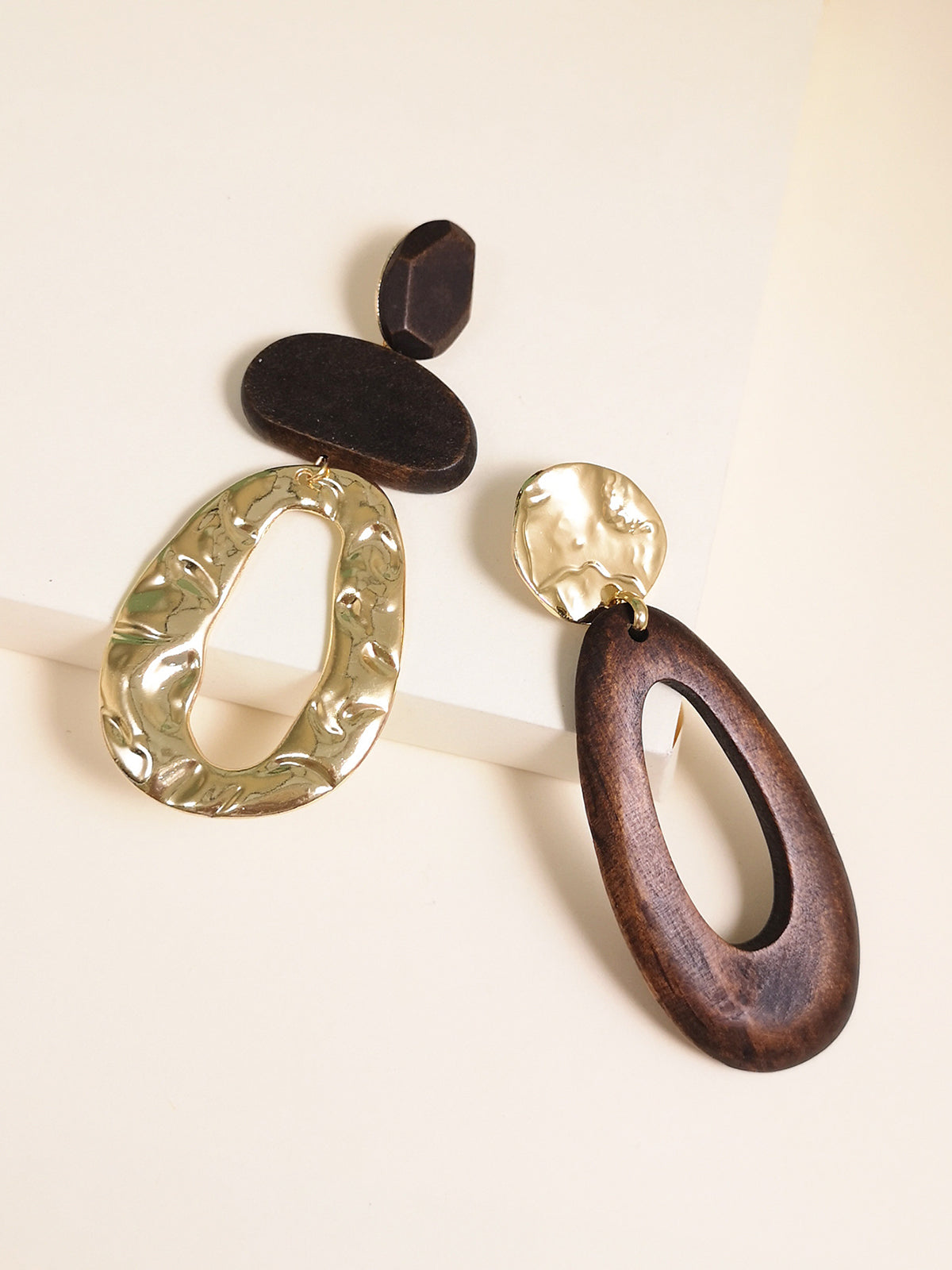 Asimetrik Ahşap ve Metal Sallantılı Küpeler