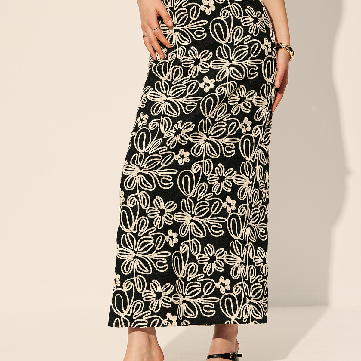 Nakışlı Çiçek Desenli Yırtmaçlı Etek