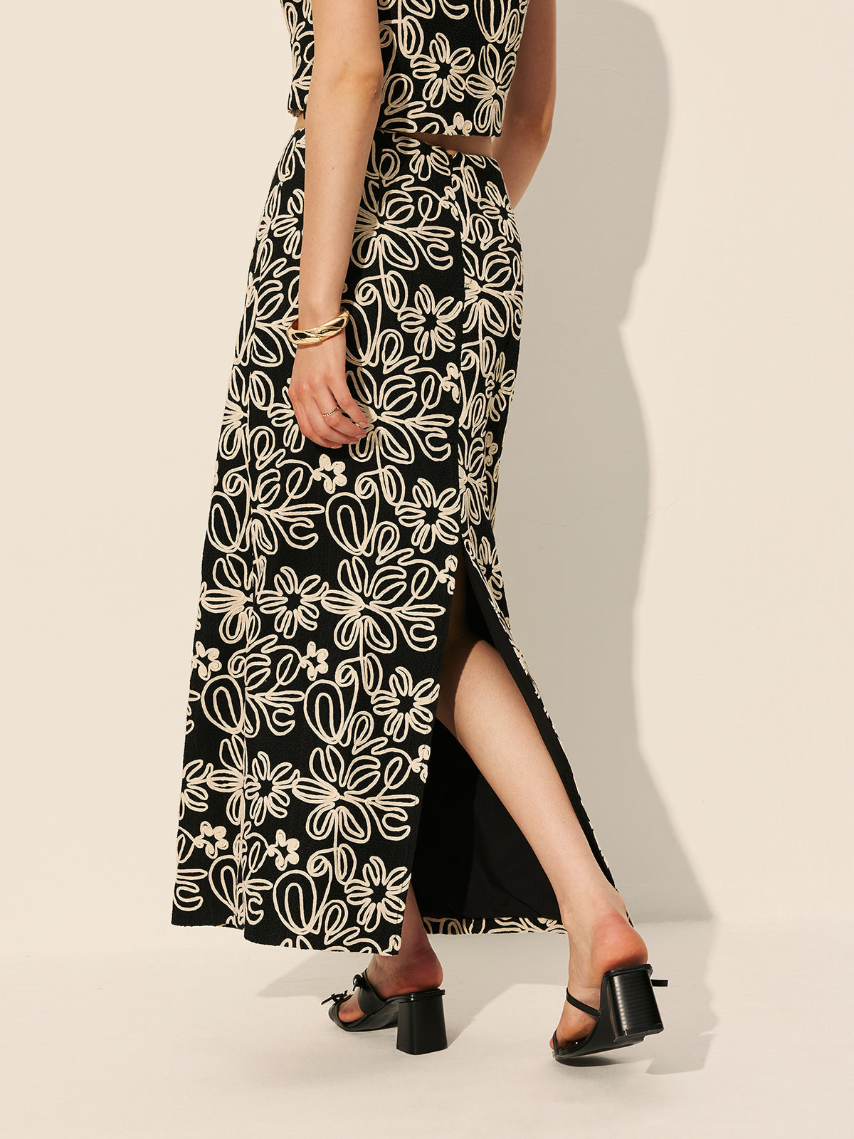 Nakışlı Çiçek Desenli Yırtmaçlı Etek