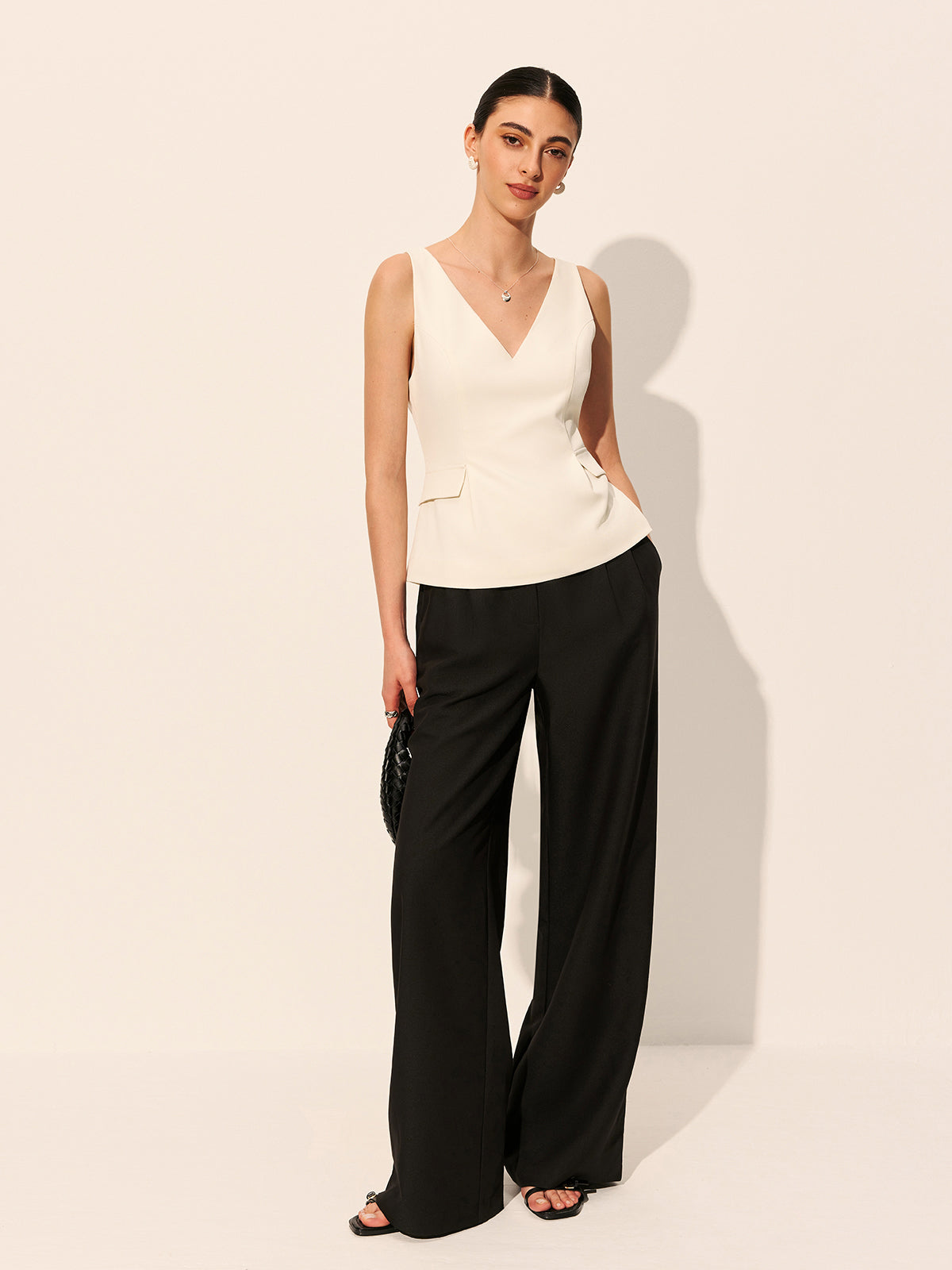 Dekoratif Cepli V Yaka Kolsuz Üst