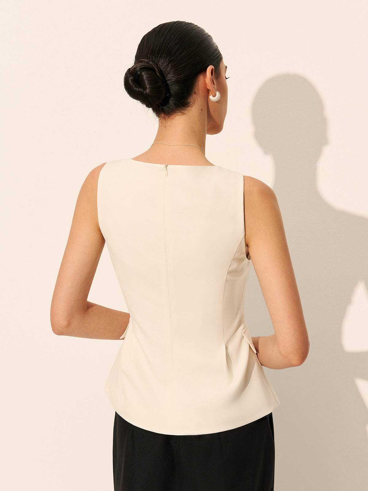 Dekoratif Cepli V Yaka Kolsuz Üst