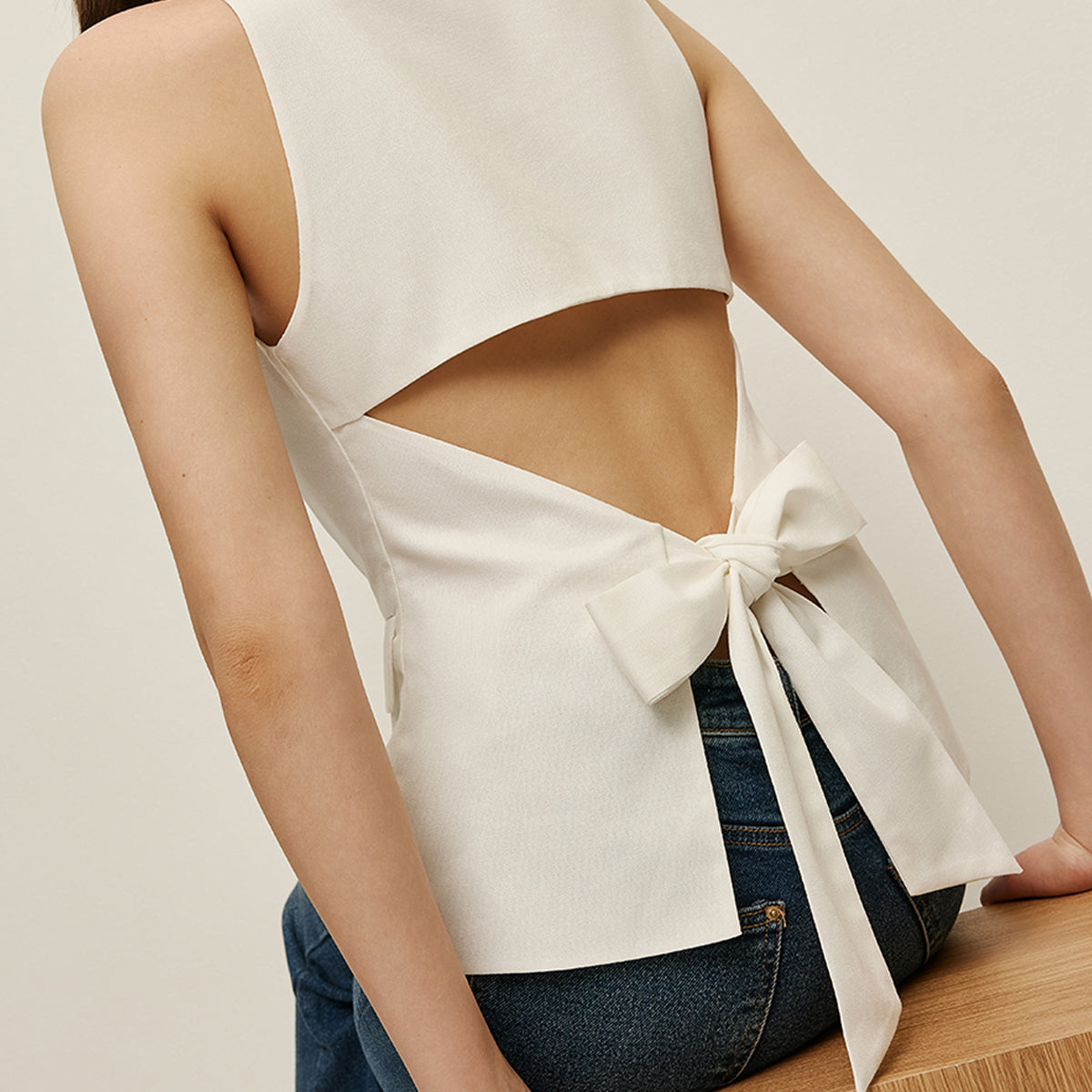 Fiyonk Detaylı Sırtı Açık Kolsuz Üst