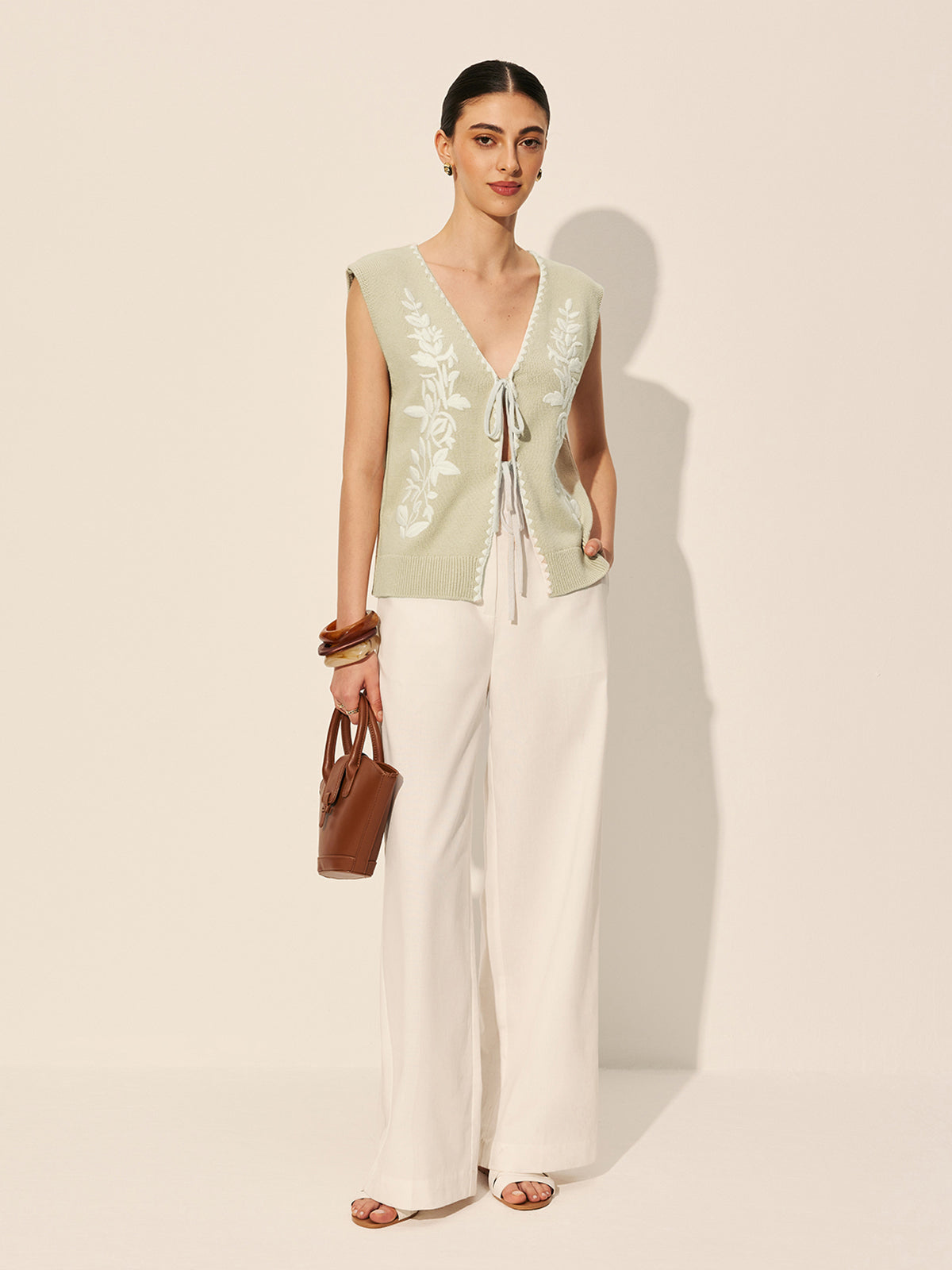 Nakış ve Fiyonk Detaylı Çiçek Desenli Triko Yelek