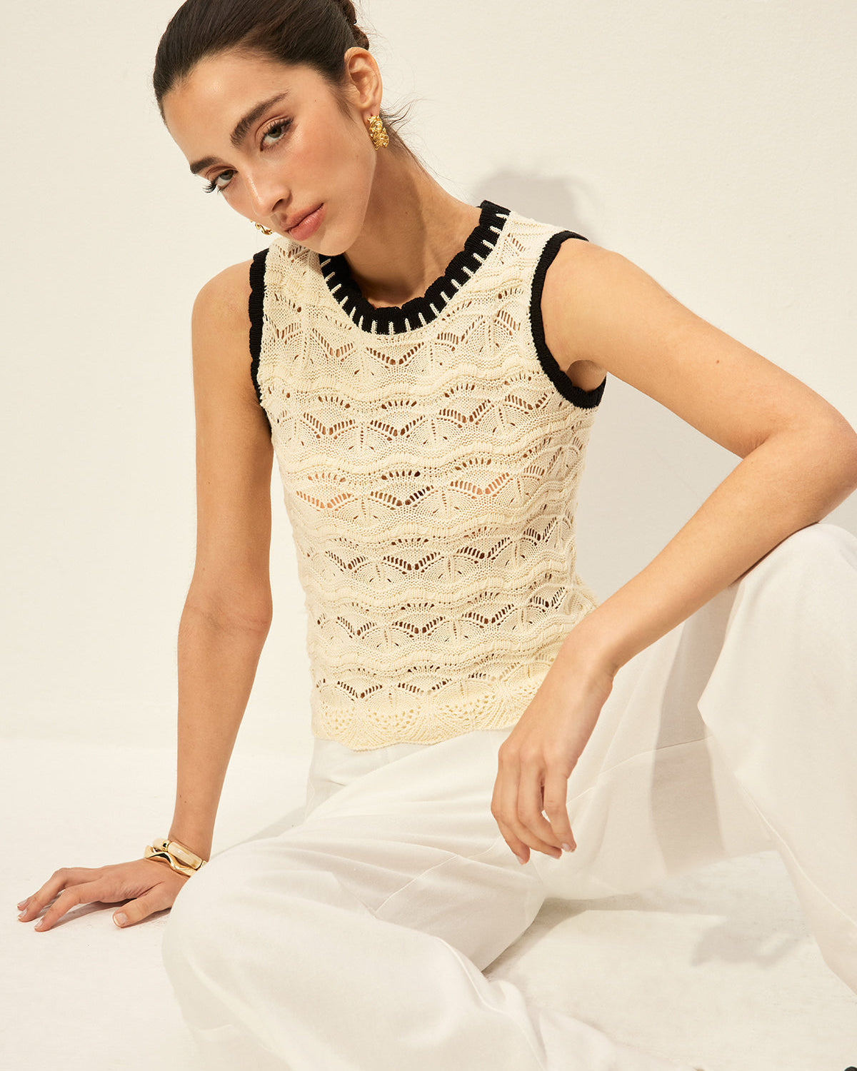 Tığ İşi Kontrast Süslemeli Kazak Yelek