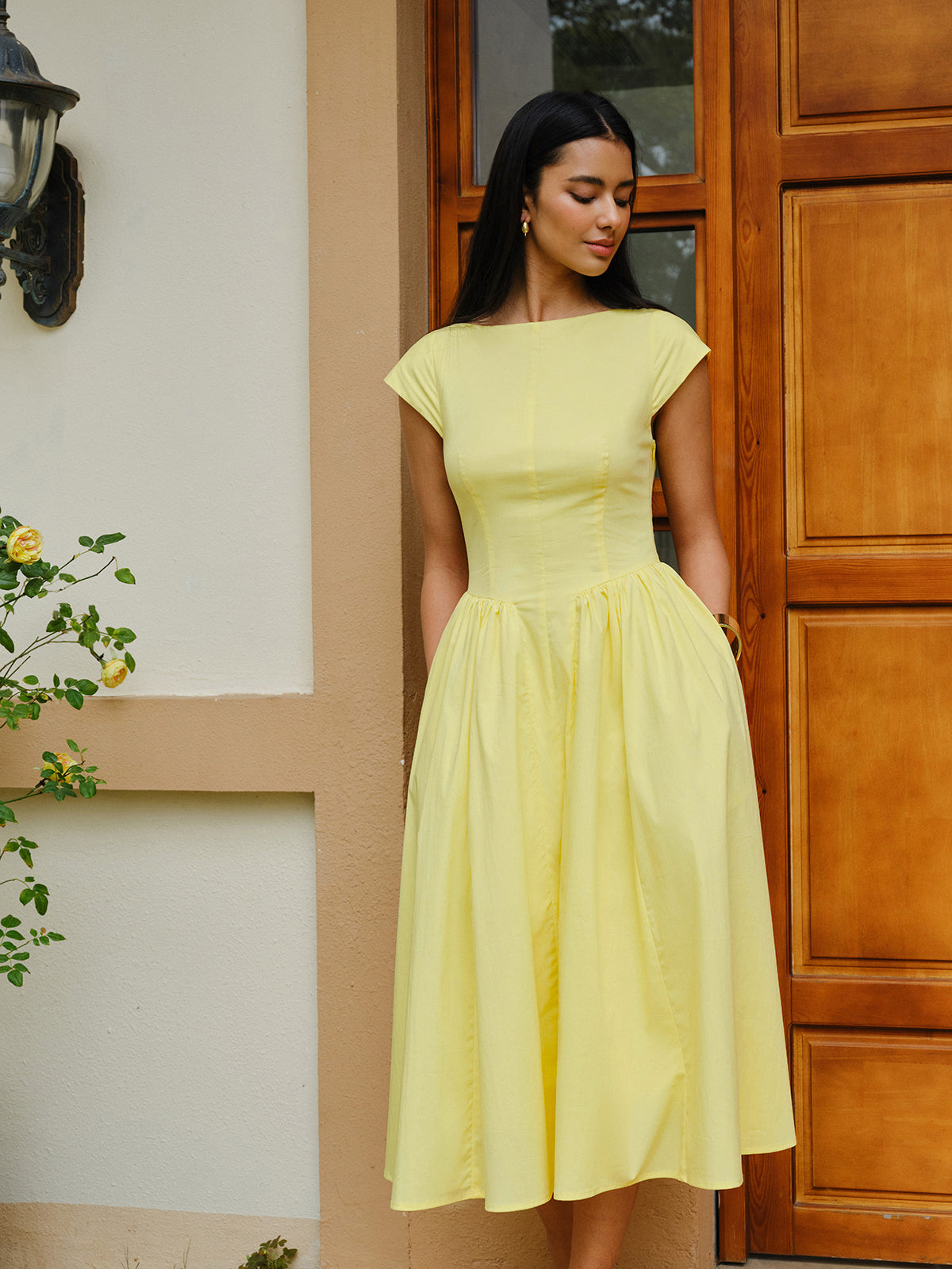 Sırtı Açık Kap Kollu Elbise