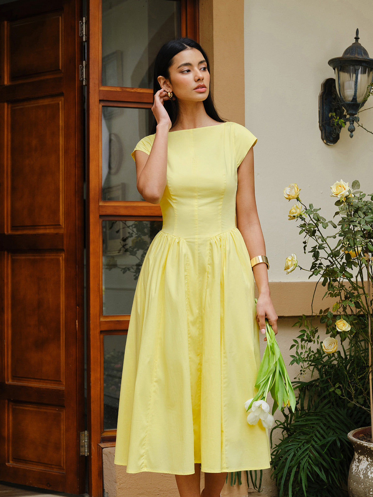 Sırtı Açık Kap Kollu Elbise