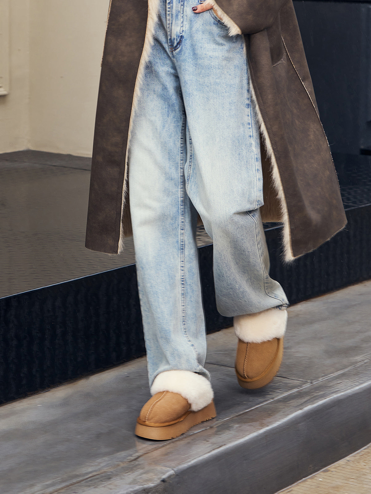 Kalın Tabanlı Peluş Ev Terliği