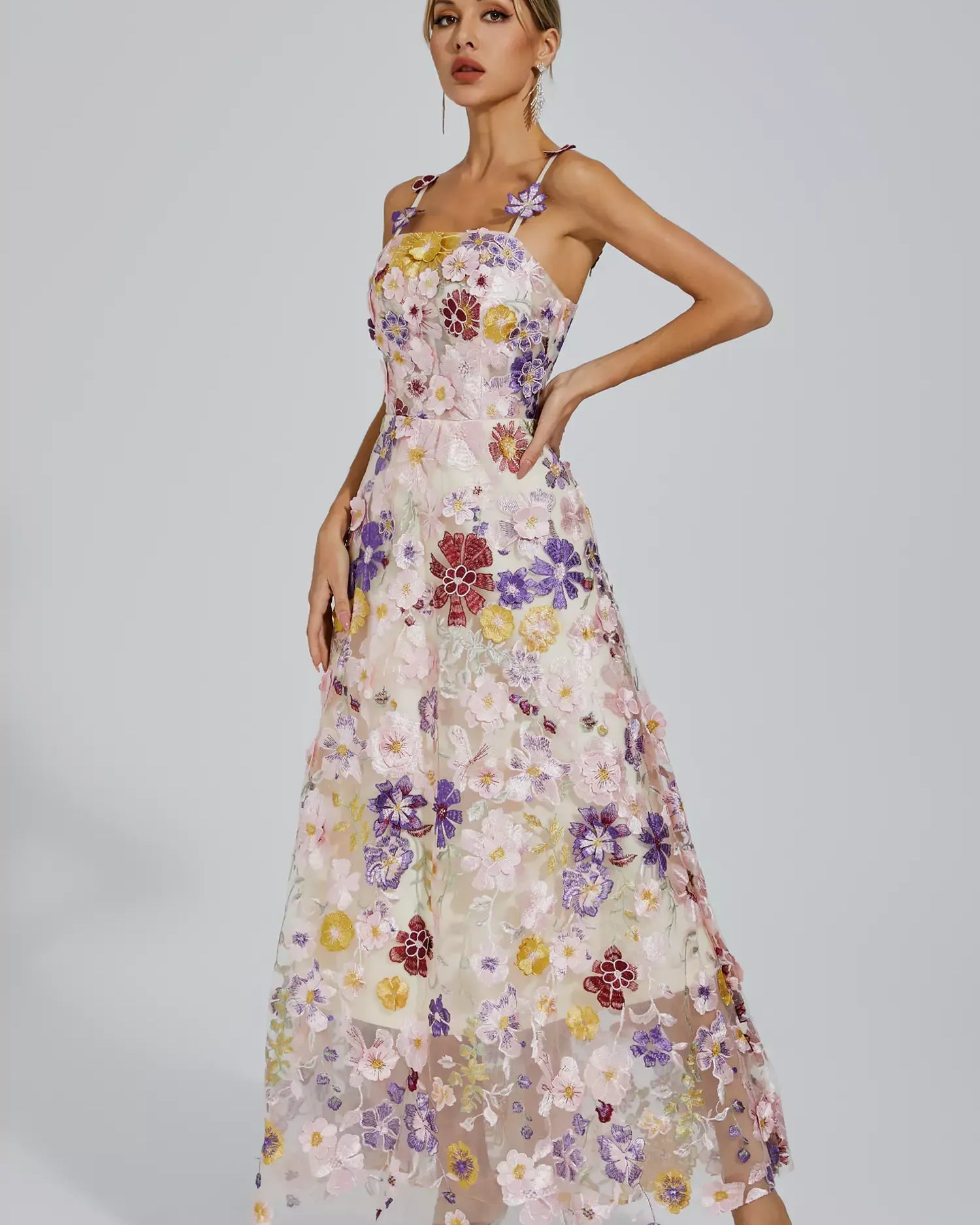 Taytum Beyaz Çiçek İşlemeli Uzun Elbise