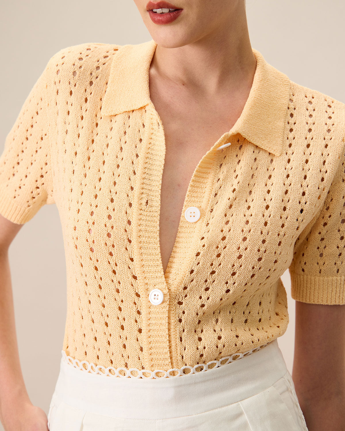 Sarı Yakalı Delikli Örgü Kazak